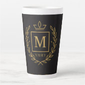 "Royal NMKY-embleem – Monogram M-topontwerp" Latte Mok (Voorkant)