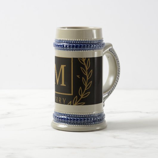 "Royal NMKY Emblem – Monogram M Crest Design" Bierpul (Voorkant rechts)