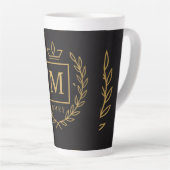 "Royal NMKY Emblem – Monogram M Crest Design" Latte Mok (Rechterhoek)