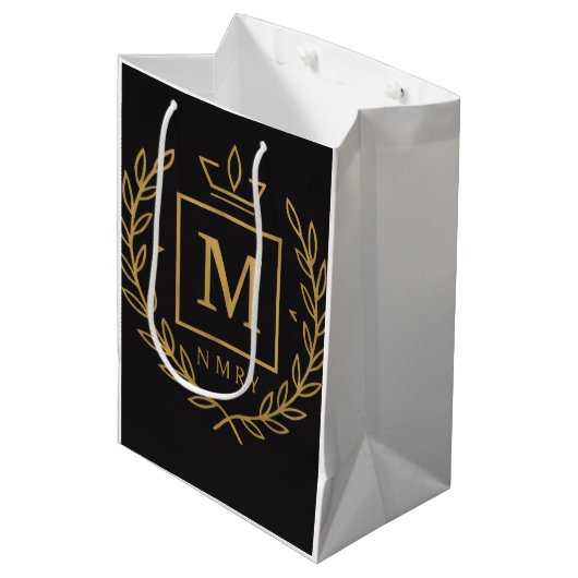"Royal NMKY Emblem – Monogram M Crest Design" Medium Cadeauzakje (Voorkant Gekanteld)