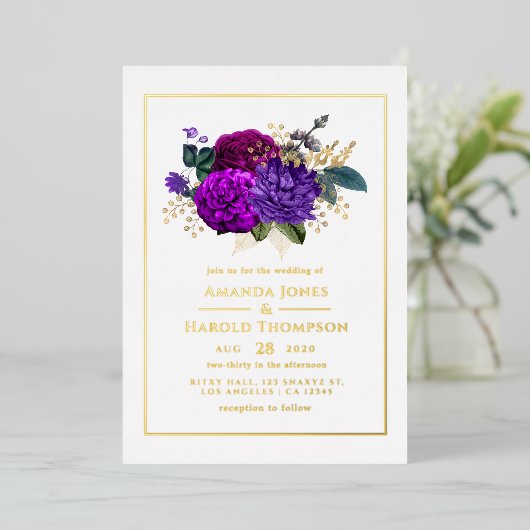 Royal Paars and Gold Floral Wedding Folie Uitnodiging (Staand Voorkant)