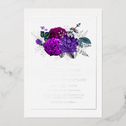 Royal Paars and Silver Floral Wedding Folie Uitnodiging (Voorkant)