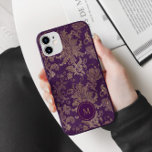 Royal Paarse gouden damast monogram Case-Mate iPhone Case<br><div class="desc">Royal faux gouden folie damast patroon op een paarse achtergrond. Aarzel niet om contact met ons op te nemen als u speciale verzoeken heeft voor kleurencombinaties of belettering. Kijk in onze winkel voor meer objecten van dit collectie.</div>