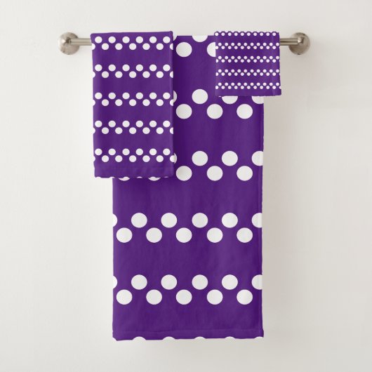 Royal Paarse: Kleine witte Polka Dot Pattern Bad Handdoek (Insitu)