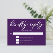 Royal Paarse Typografie Wedding Vriendelijk Antwoo RSVP Kaartje (Staand voorkant)