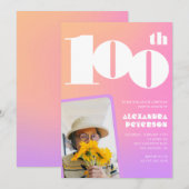 Roze 100ste verjaardag uitnodiging voor haar Retro (Voorkant / Achterkant)