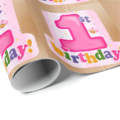 Roze 1e Verjaardag Label op Tan achtergrond Cadeaupapier (Rol Hoek)