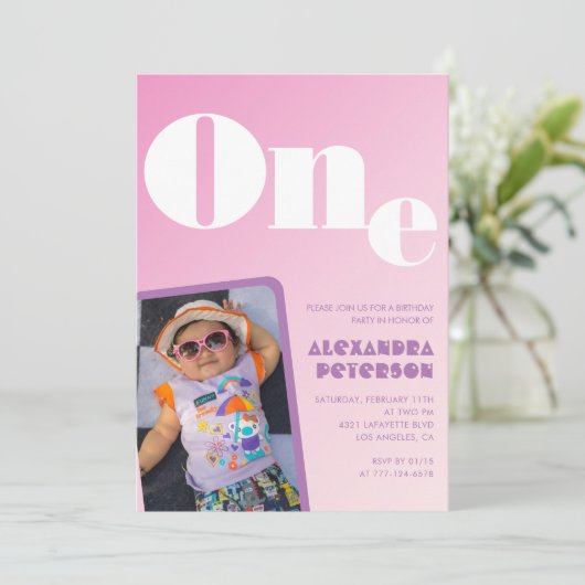 Roze 1e verjaardag uitnodigingen voor haar Retro F (Staand voorkant)