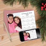Roze 2026 Moderne Minimalistische Gezinsfotokalend Feestdagenkaart<br><div class="desc">2026 Stof Roze Aanpasbare Gezinsnaam en Fotokalender Nieuwjaarskaarten met jouw gepersonaliseerde foto en naam. 🌟Dit is voor 2026🌟 Ontworpen voor 2026,  en perfect voor kleine geschenken,  of in plaats van kerstkaarten! Neem contact met ons op via cedarandstring@gmail.com als je hulp nodig hebt bij het ontwerp of bijpassende producten.</div>
