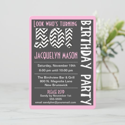 Roze 50 al aangepaste verjaardagsuitnodiging kaart (Staand voorkant)