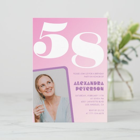 Roze 58e verjaardag uitnodigingen Retro Foto (Staand voorkant)