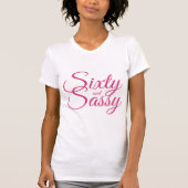 Roze 60 en Sassie Verjaardagscadeau T-shirt (Voorkant)