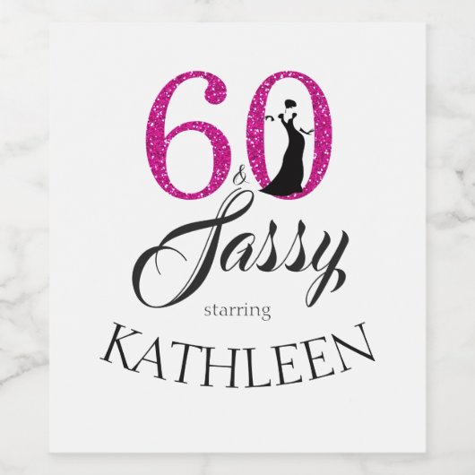 Roze 60 en Sassy Verjaardagspartij Aangepaste Naam Wijn Etiket (Enkel label)