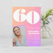 Roze 60ste verjaardag uitnodigingen voor haar Retr (Staand voorkant)