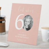 Roze 60ste verjaardag welkomstbord | Kijk eens wie Reclamebord Met Voetstuk (Insitu)
