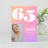 Roze 65ste verjaardag uitnodigingen voor haar Retr (Staand voorkant)