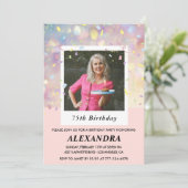 Roze 75ste verjaardagsuitnodiging Confetti Foto Kaart (Staand voorkant)