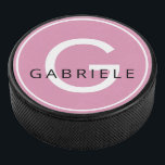Roze aangepaste naam en Initiaal letter Hockey Puck<br><div class="desc">Roze meisjes modern monogram met naam en letter initiaal,  gedrukt op een gepersonaliseerde hockeybok. U kunt doopvonten,  kleuren,  of het volledige ontwerp uitgeven om uw eigen hockey keepjesgift te creëer.</div>