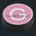 Roze aangepaste naam en Initiaal letter Hockey Puck<br><div class="desc">Roze meisjes modern monogram met naam en letter initiaal,  gedrukt op een gepersonaliseerde hockeybok. U kunt doopvonten,  kleuren,  of het volledige ontwerp uitgeven om uw eigen hockey keepjesgift te creëer.</div>