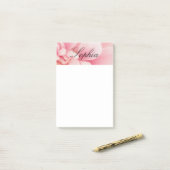 Roze aanjager en zwarte scriptnaam post-it® notes (Op bureau)