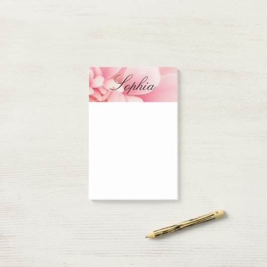 Roze aanjager en zwarte scriptnaam post-it® notes (Op bureau)