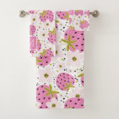 Roze aardbeien Aangepast monogram Bad Handdoek (Insitu)