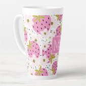 Roze aardbeien Aangepast monogram Latte Mok (Linkerhoek)