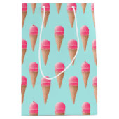 Roze Aardbeien Ice Cone Pattern, Blue Medium Cadeauzakje (Voorkant)