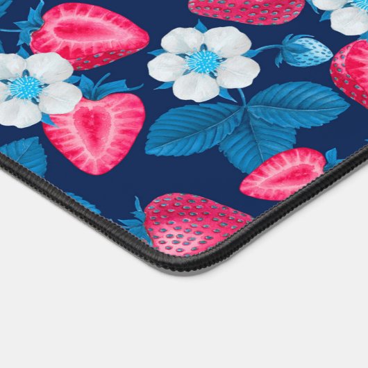 Roze aardbeien op blauw bureaumat (Hoek)