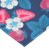 Roze aardbeien op blauw tafelkleed (Gekanteld)