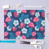 Roze aardbeien op blauw tissuepapier (Craft)