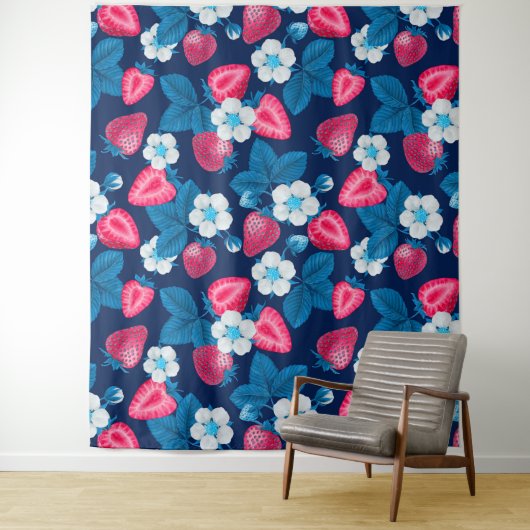 Roze aardbeien op blauw wandkleed (In situ)