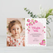 Roze Aardbeienbes Eerste 1e Verjaardag Foto Bedankkaart (Staand voorkant)