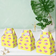 Roze aardbeiencupcakes op geel