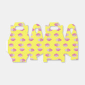 Roze aardbeiencupcakes op geel bedankdoosjes (Uitgevouwen)