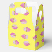 Roze aardbeiencupcakes op geel bedankdoosjes (Geopend)