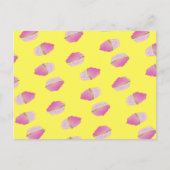 Roze aardbeiencupcakes op geel briefkaart (Voorkant)
