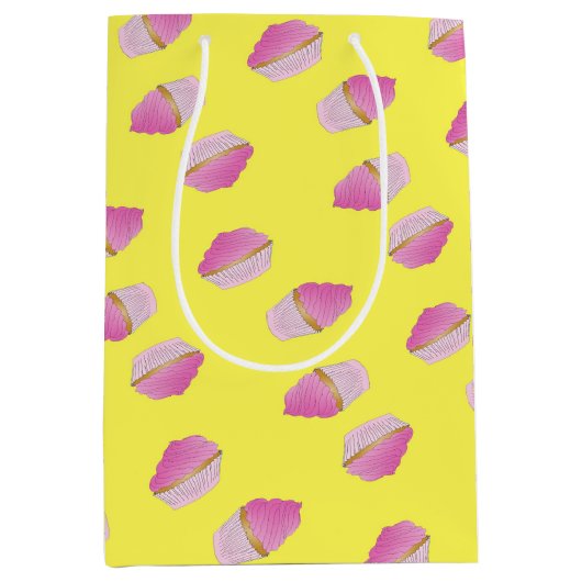 Roze aardbeiencupcakes op geel medium cadeauzakje (Voorkant)