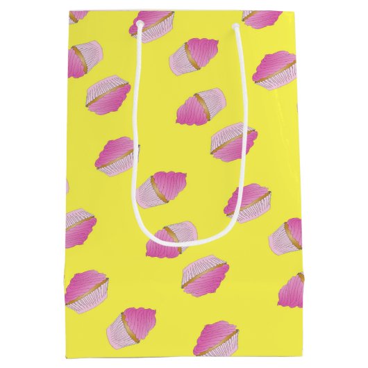 Roze aardbeiencupcakes op geel medium cadeauzakje (Achterkant)