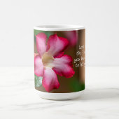 Roze Adenium Obesum bloem ook bekend als Desert Ro Koffiemok (Center)