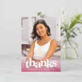 Roze afstuderen foto vet typografie modern chic bedankkaart (Staand voorkant)