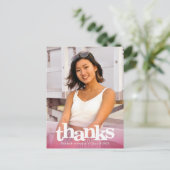 Roze afstuderen foto vetgedrukte typografie bedank briefkaart (Staand voorkant)