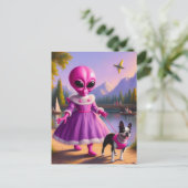 Roze alien die haar Boston Terrier bij Lake Briefkaart (Staand voorkant)