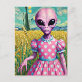 Roze Alien in een Polka Dot Jurk in Tarweveld Briefkaart (Voorkant)