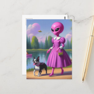 Roze alien loopt met haar Boston Terrier Briefkaart