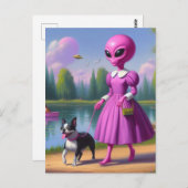 Roze alien loopt met haar Boston Terrier Briefkaart (Voorkant / Achterkant)