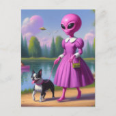 Roze alien loopt met haar Boston Terrier Briefkaart (Voorkant)