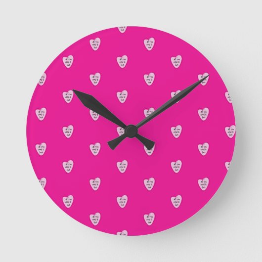 Roze Alles wat je nodig hebt is Love Clock Ronde Klok (Voorkant)