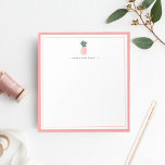 Roze anananas | Gepersonaliseerd Notitieblok<br><div class="desc">Voeg met ons gepersonaliseerde memo-pad een aanraking van de stijl van het preppy-teken aan uw bureau toe. Het ontwerp is voorzien van een pastelroze rand met een roze en groene anananastische illustratie en jouw naam,  een monogram of een persoonlijke keuze.</div>