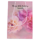 roze anjers met stijlvolle foto van zaterdag medium cadeauzakje (Achterkant)